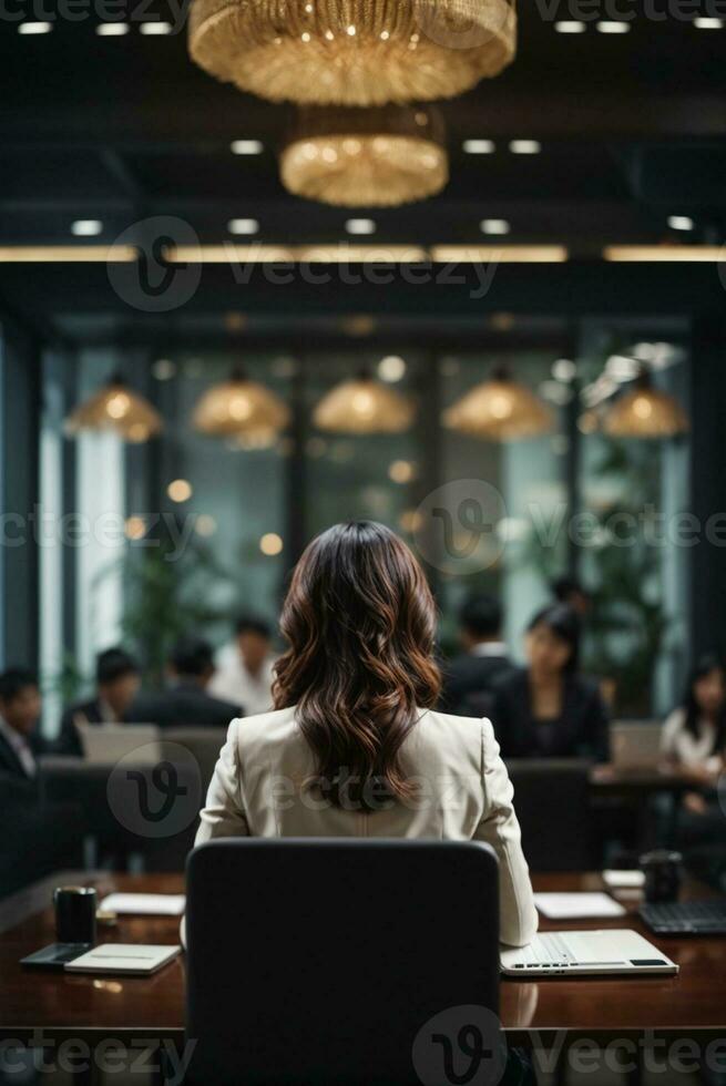 Geschäftsfrau im Vorderseite von ein Gruppe von Menschen im das Konferenz Zimmer, ai generativ foto