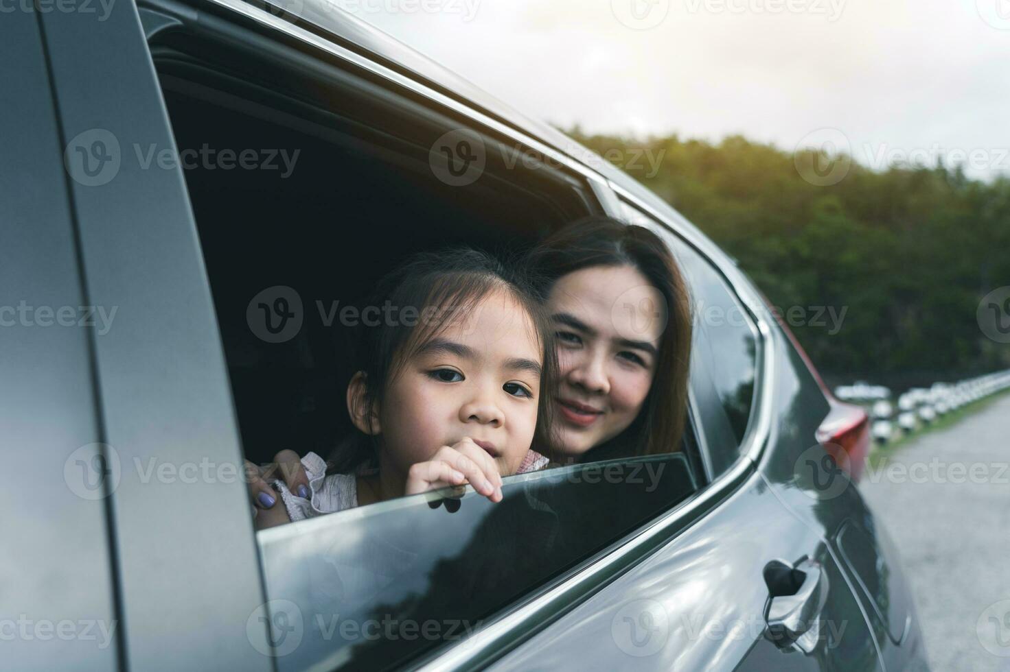 Sommer- Ferien glücklich Mutter und Tochter haben Spaß. das Konzept von Familie auf Ferien und Reise. foto