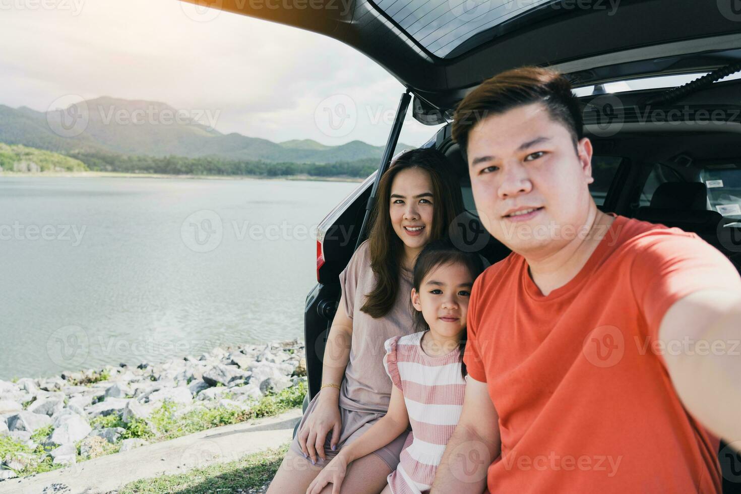 Sommer- brechen glücklich Familie haben Spaß während nehmen ein Selfie Kamera. das Konzept von Familie auf Ferien und Reise. foto