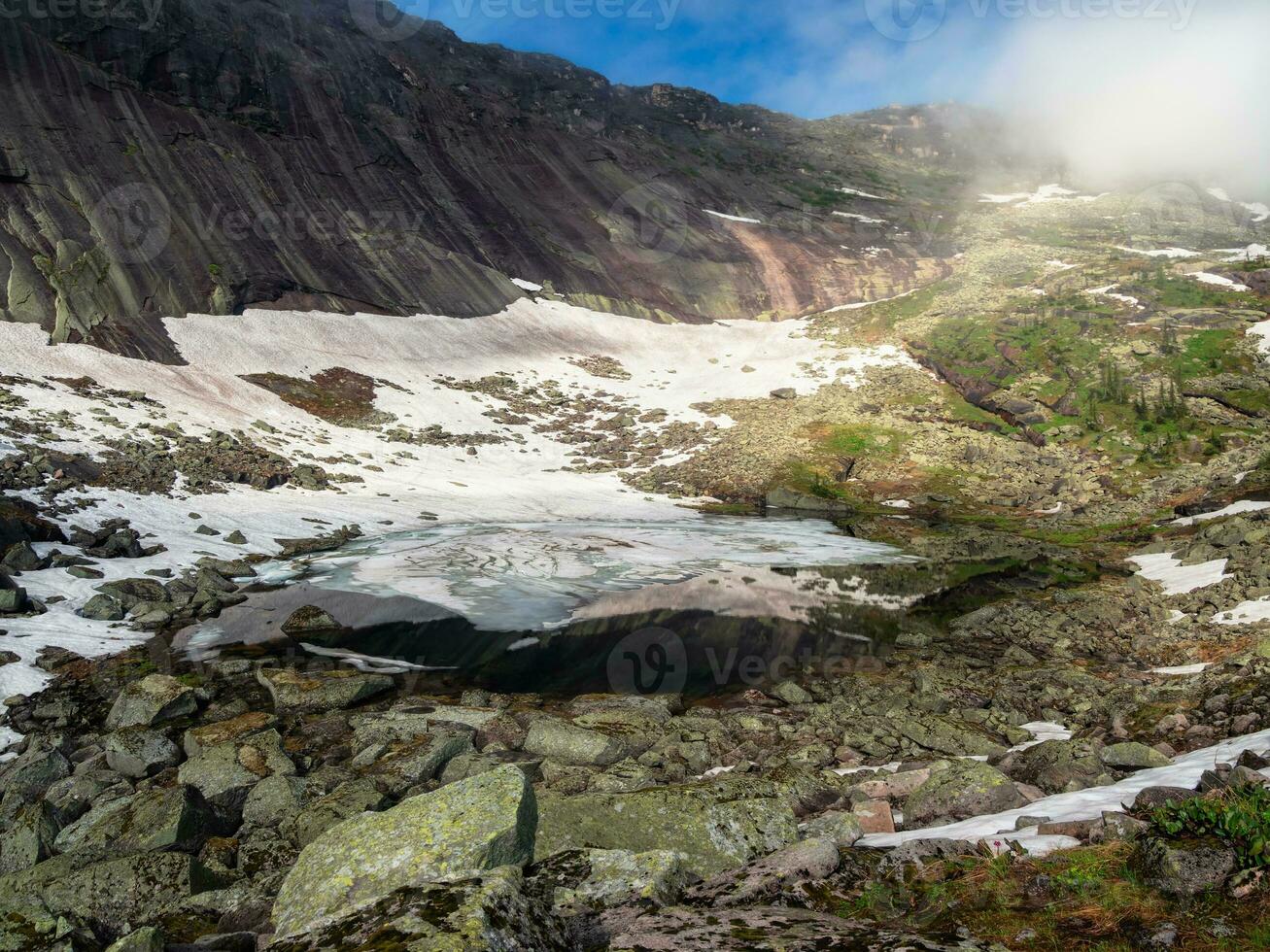 tolle Aussicht von neblig schwarz See mit enorm Steine auf das Ufer im Ergaki Natur Park. Sommer- Landschaft von Kristall Blau See mit Felsen im Berg Schlucht. Wandern im Western Sayan. foto