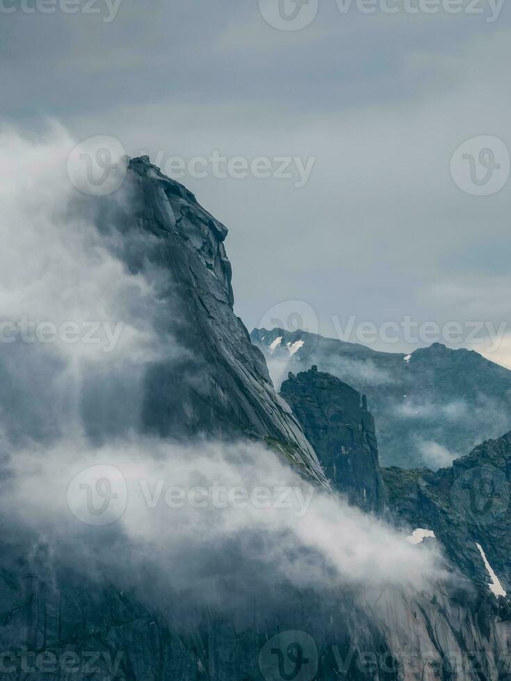 Vertikale Aussicht von Berg Gesicht. Spirituosen von das Berge. natürlich unheimlich Stein Kopf Profil. Stein Idole, mystisch Spirituosen von das Berge gesperrt im Stein. mystisch Westen Sayans Berge. Dämon foto