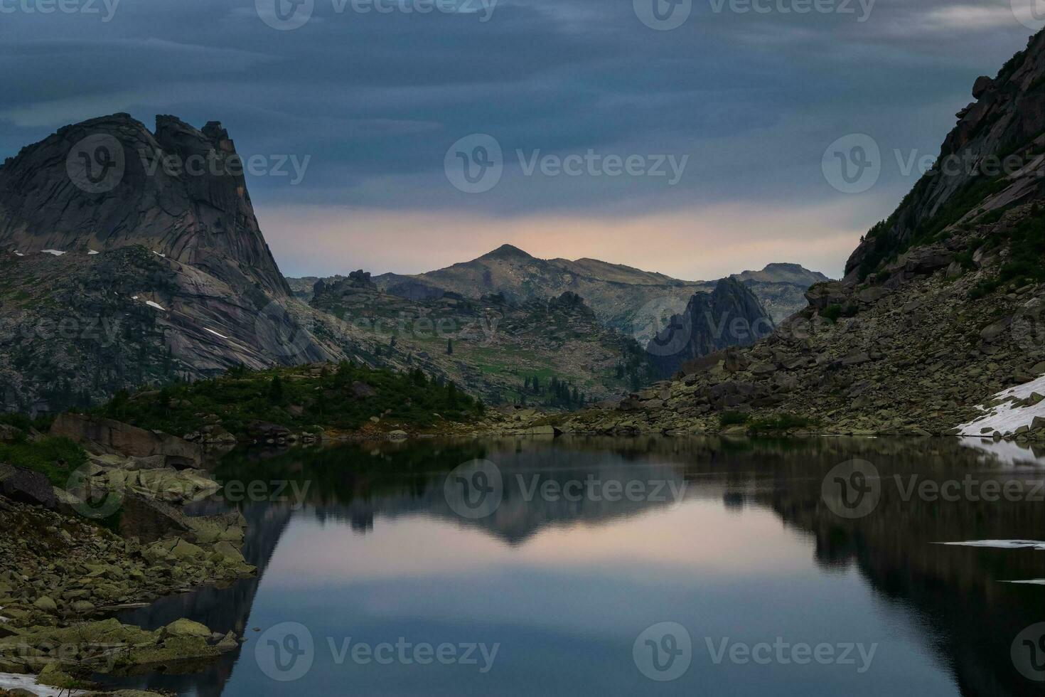 atemberaubend Dämmerung auf das See. Berg Spirituosen See im Ergaki auf ein Sommer- Morgen unter das Taiga Felsen mit dramatisch Himmel und Baum Berg Landschaft. Ergaki Natur Park im das Berge von Sibirien. foto