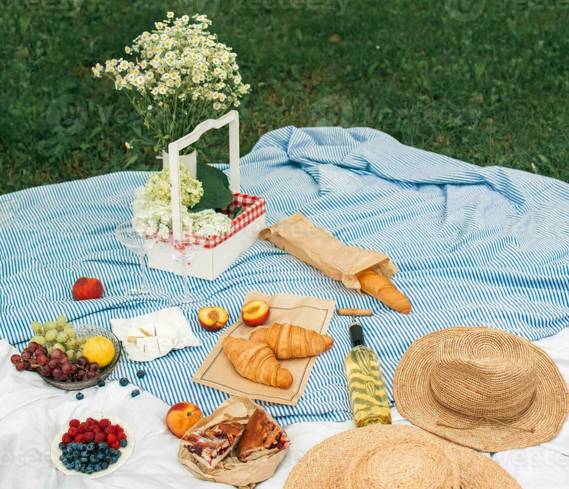 Picknick auf das Gras. Picknick im das Park mit ein Korb von Lebensmittel. foto