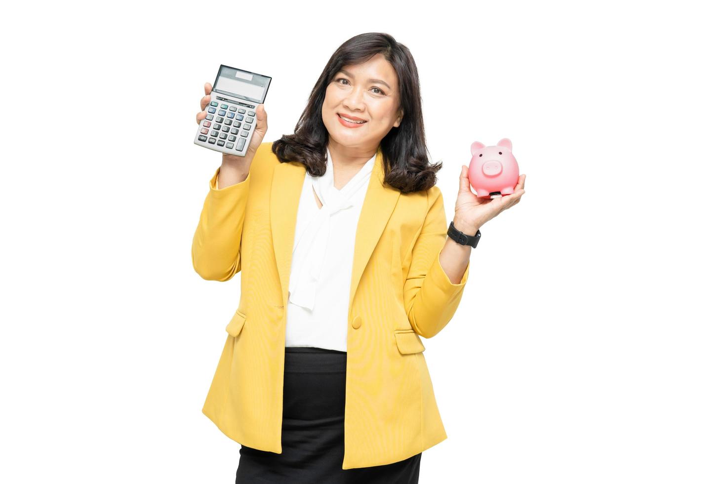 Geschäftsleute mit asiatischer Dame, die Taschenrechner und Sparschwein halten foto