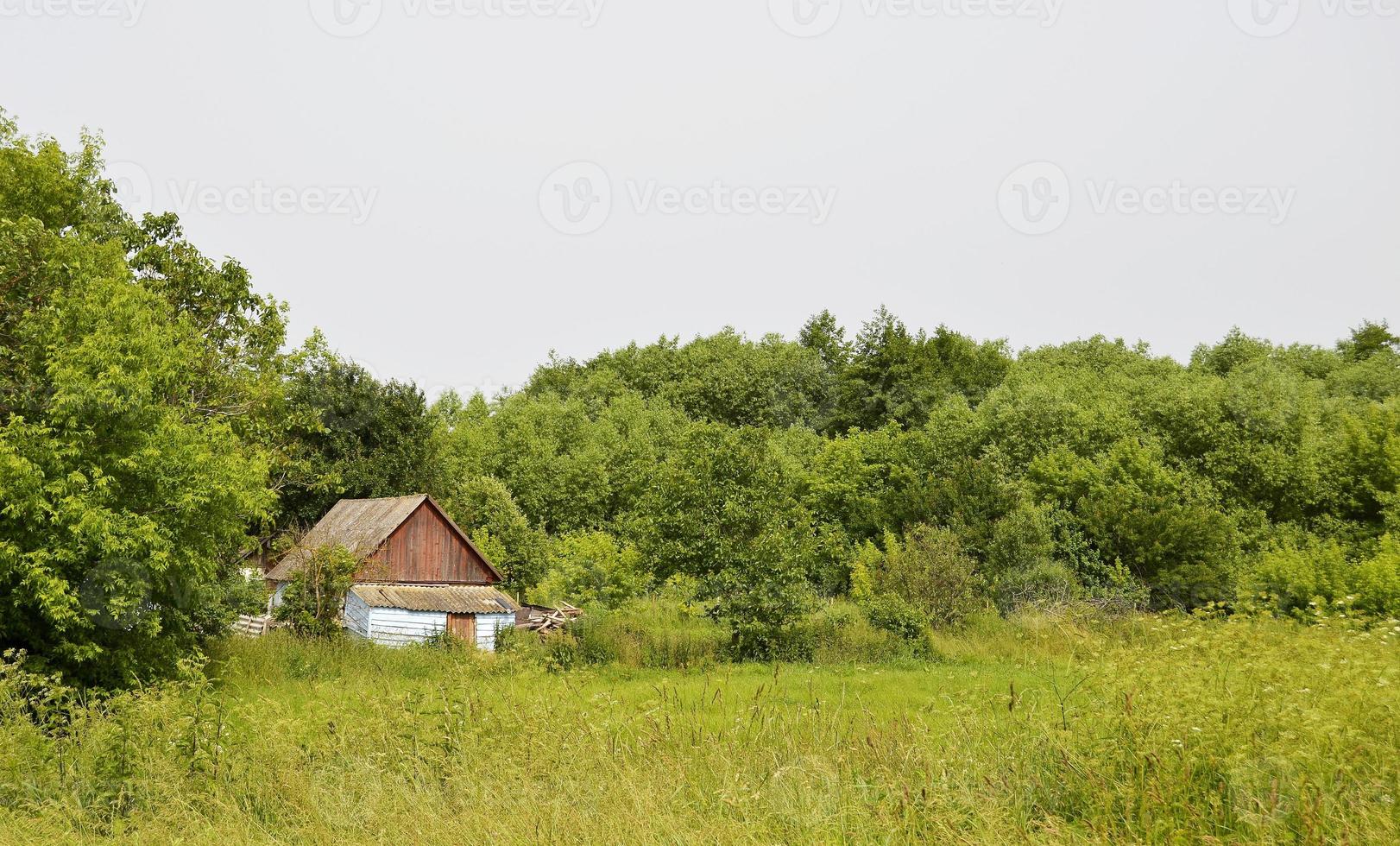 schönes altes verlassenes Gebäude Bauernhaus auf dem Lande foto