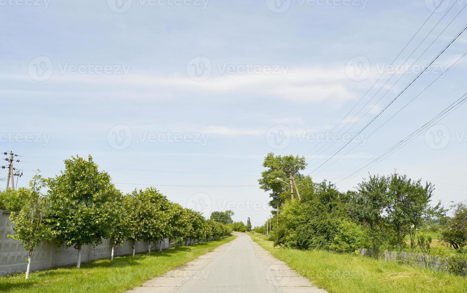 schöne leere Asphaltstraße in der Landschaft auf farbigem Hintergrund foto