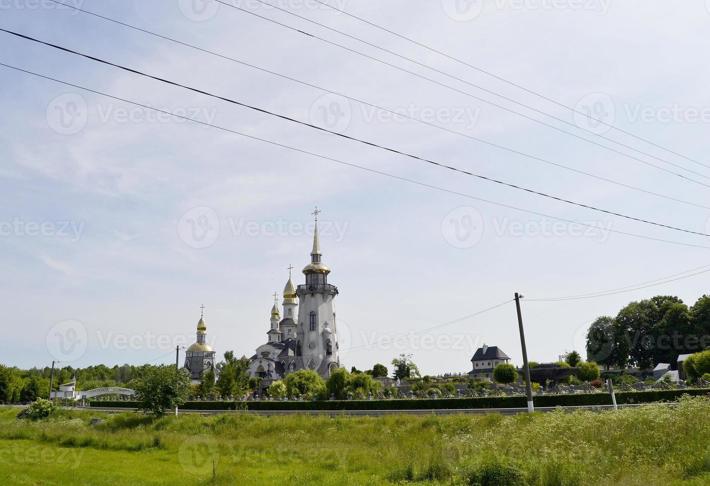 christliches Kirchenkreuz im hohen Kirchturm zum Gebet foto