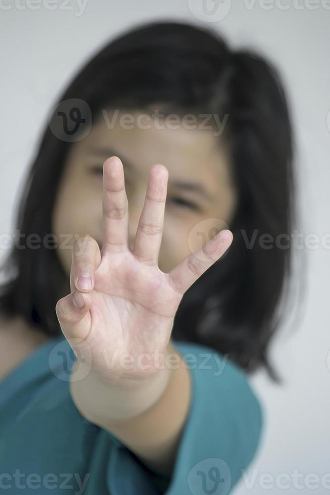 ein junges Mädchen zählt mit den Fingern Zahlen foto