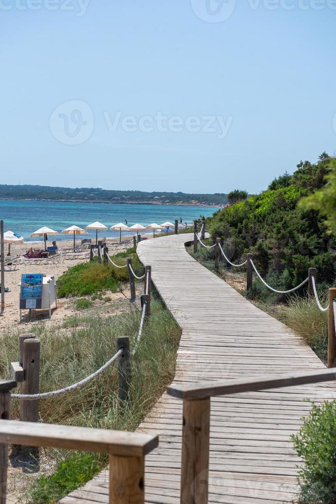 Menschen am Strand von Migjorn auf Formentera in Spanien in Zeiten von Covid 19 foto