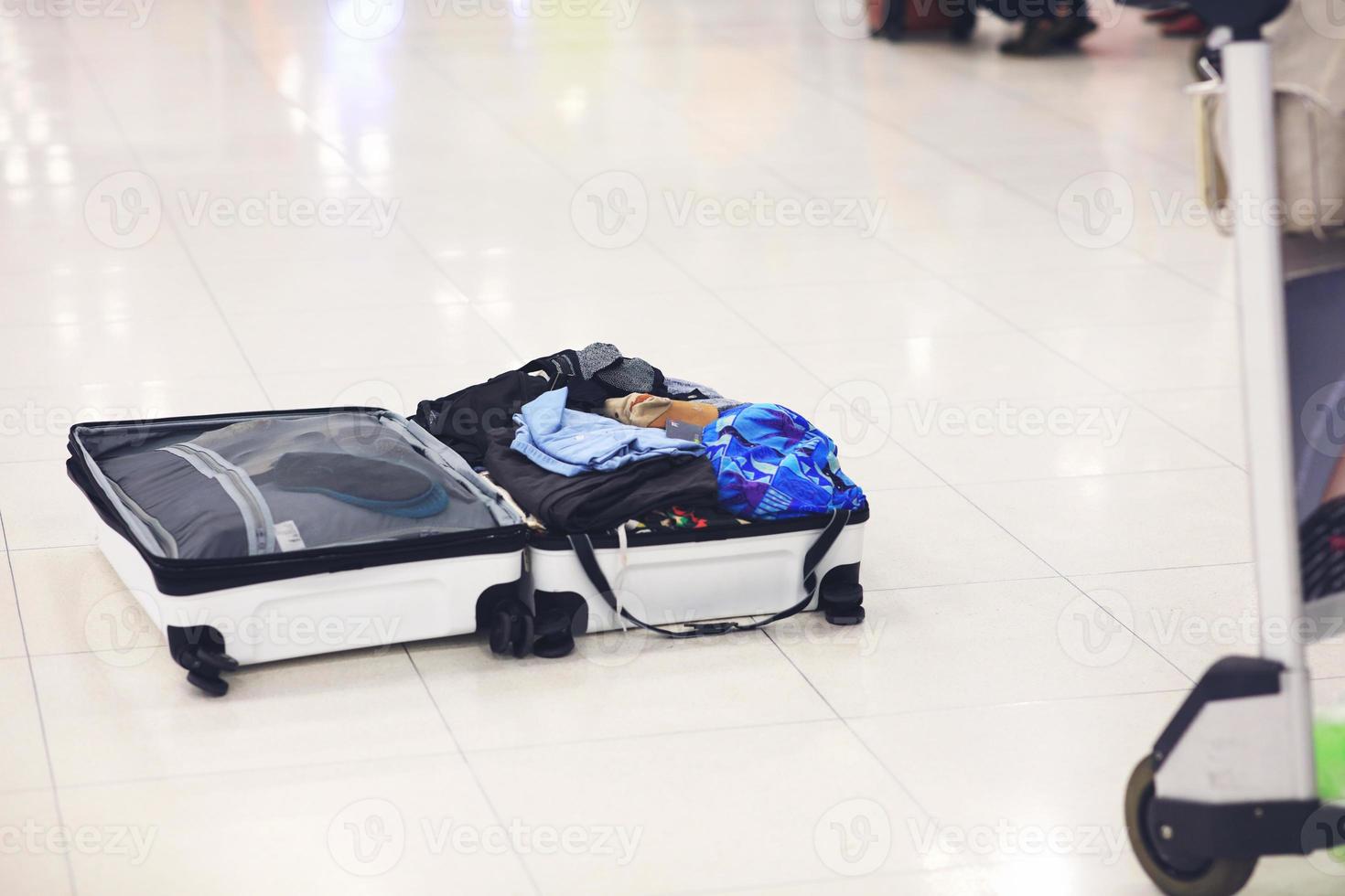 Koffer öffnen zur Kontrolle am Flughafen, Reisevorbereitung foto
