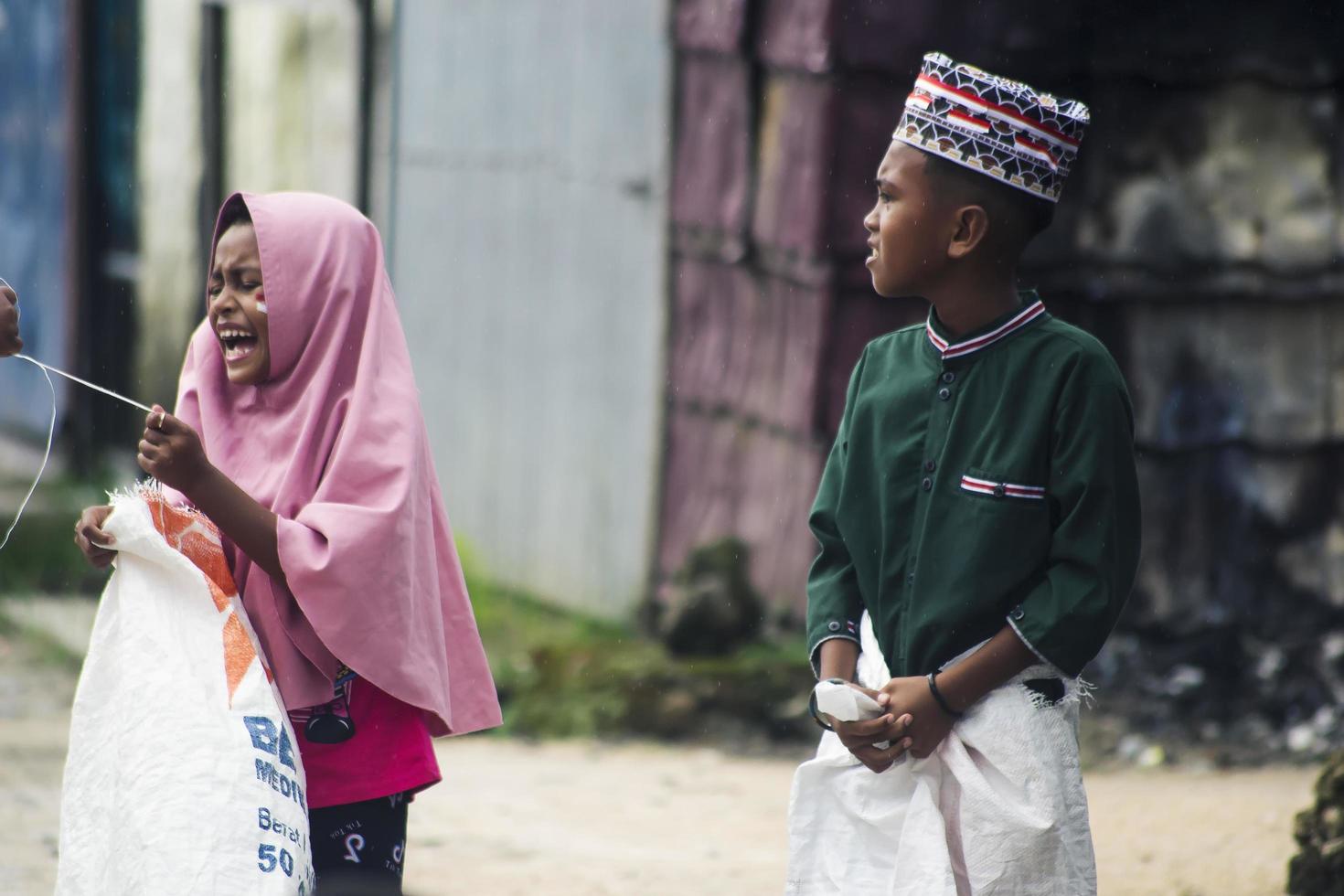 sorong, papua, indonesien 2021- Menschen feiern den Unabhängigkeitstag Indonesiens mit verschiedenen Wettbewerben foto