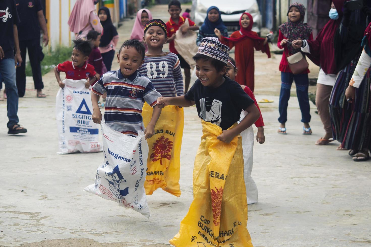 sorong, papua, indonesien 2021- Menschen feiern den Unabhängigkeitstag Indonesiens mit verschiedenen Wettbewerben foto