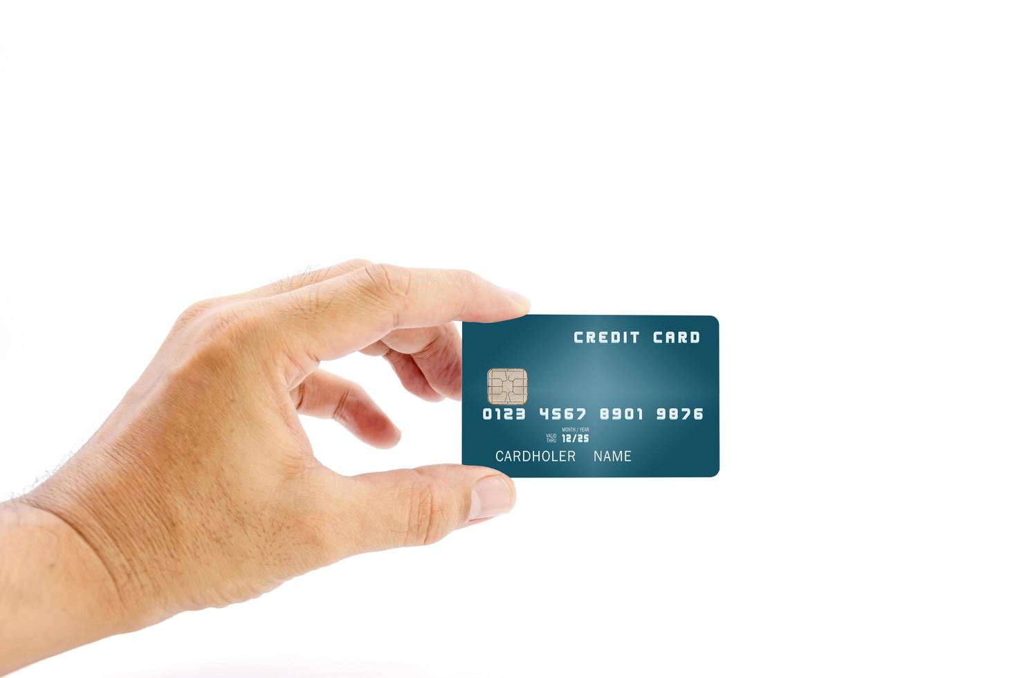 menschliche Hand, die blaue Bankkreditkarte auf weißem Hintergrund hält. foto