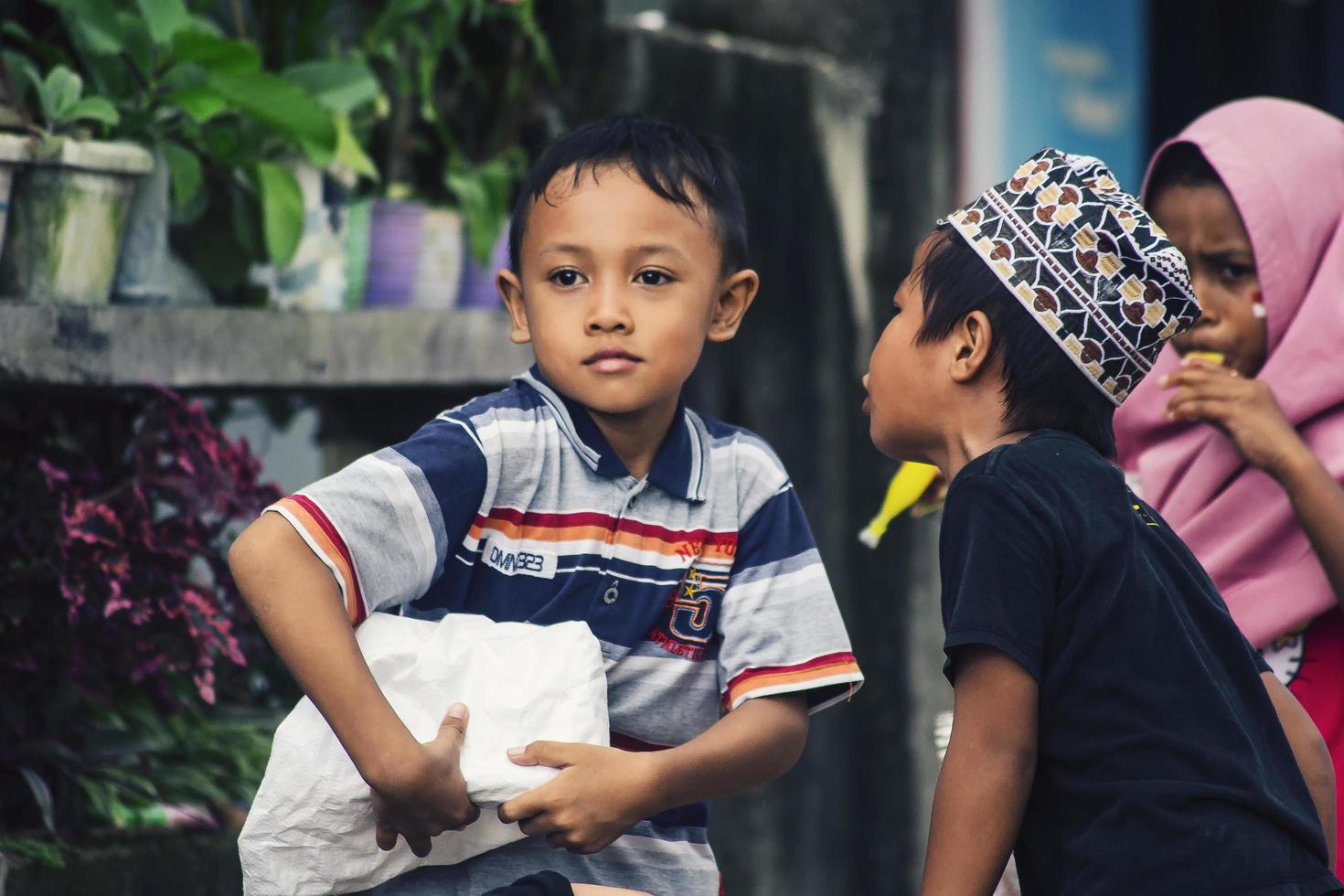 sorong, papua, indonesien 2021- Menschen feiern den Unabhängigkeitstag Indonesiens mit verschiedenen Wettbewerben foto