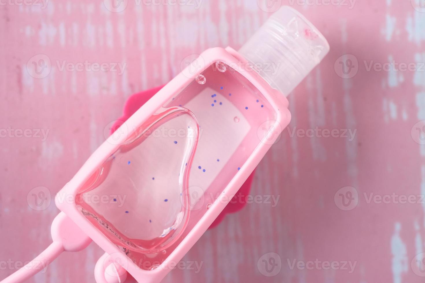 Nahaufnahme von Desinfektionsflüssigkeit im Behälter auf Rosa foto