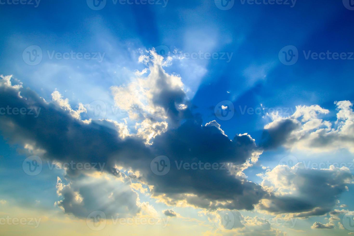 schöner blauer himmel mit wolken und sonnenstrahlen foto