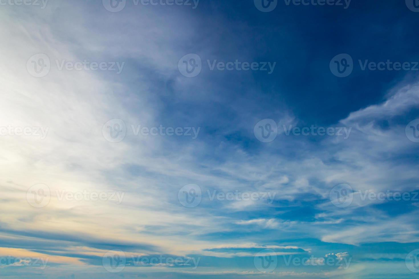 schöner blauer Himmel mit Wolken foto