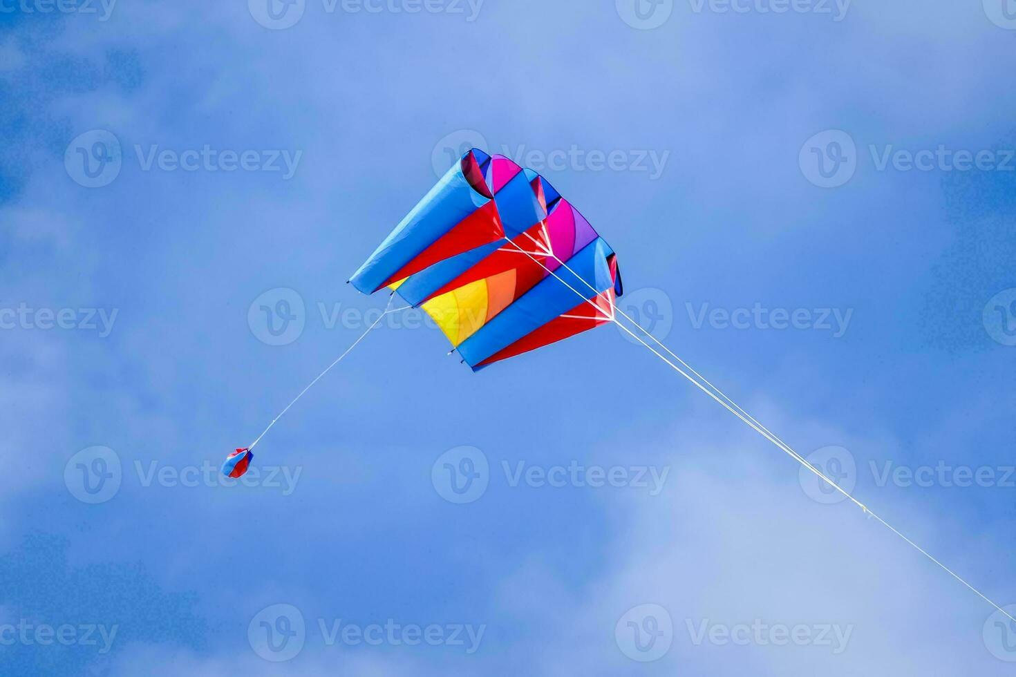 ein bunt Drachen fliegend im das Blau Himmel foto