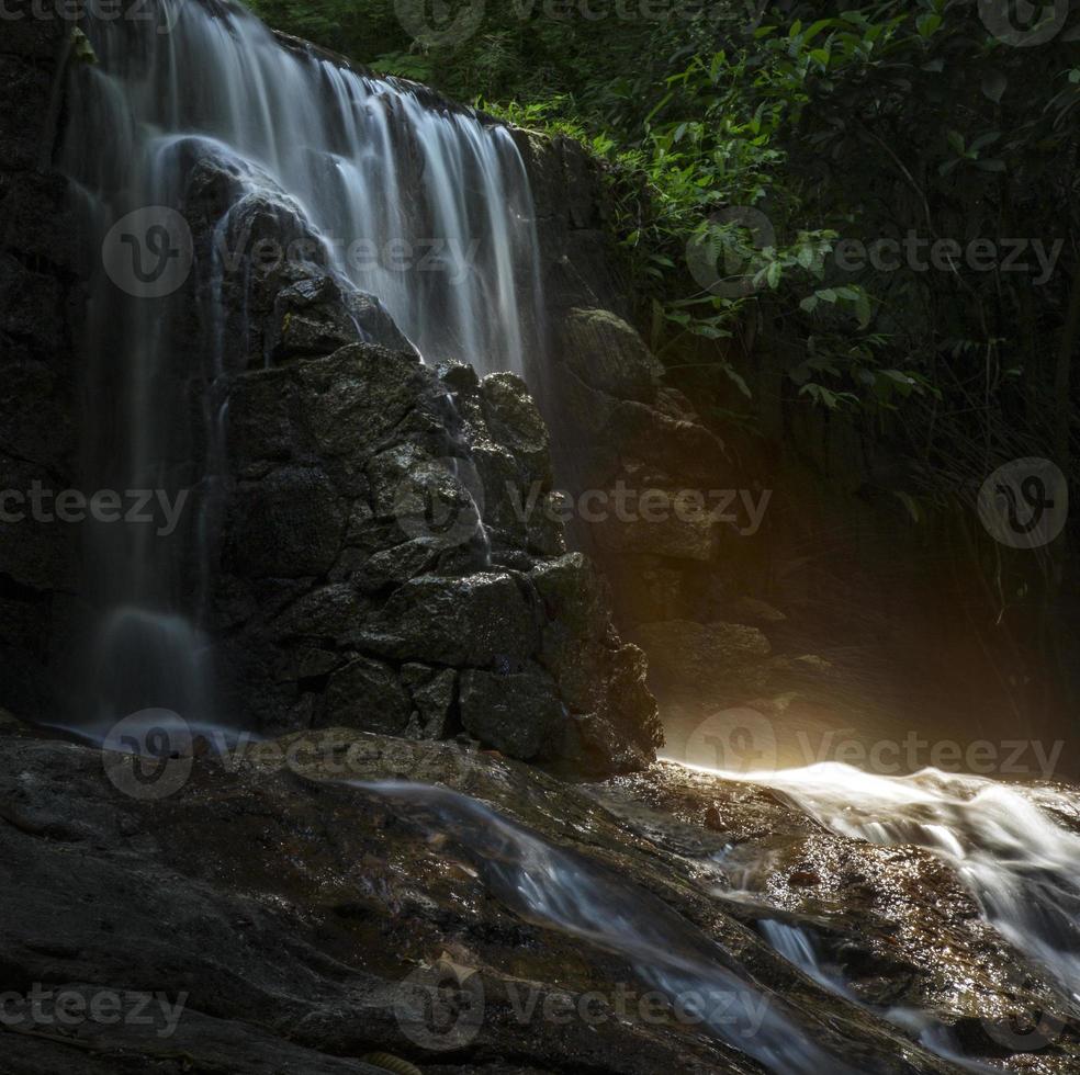 tropischer regenwald wasserfall lange explosion foto