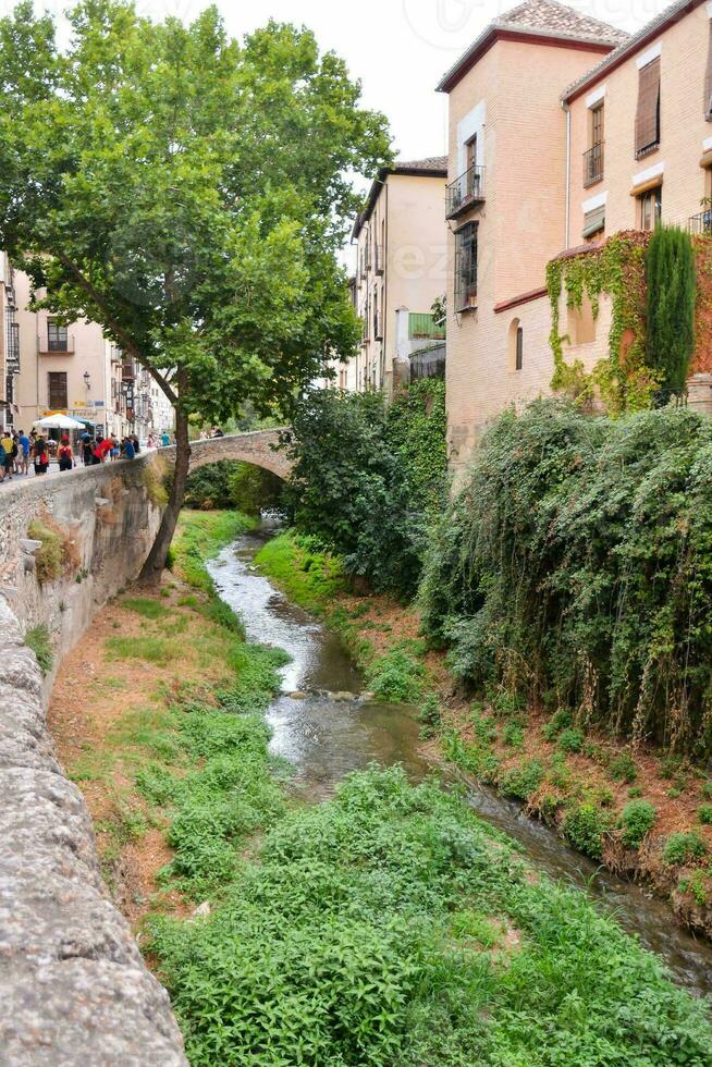 ein Fluss Laufen durch das Stadt foto