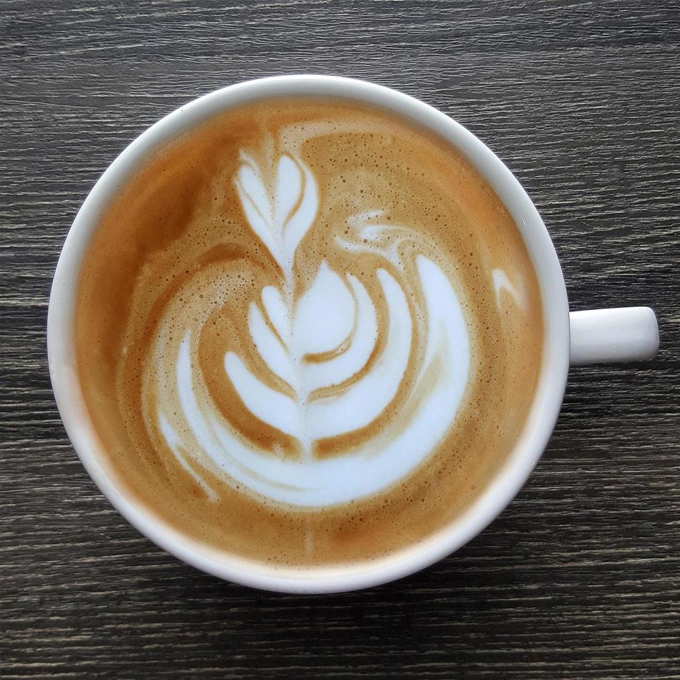 Blick von oben auf eine Tasse Latte-Art-Kaffee. foto