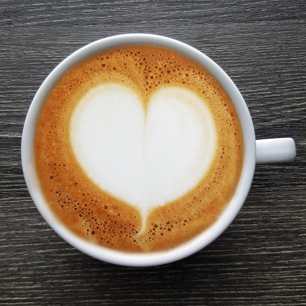 Blick von oben auf eine Tasse Latte-Art-Kaffee. foto