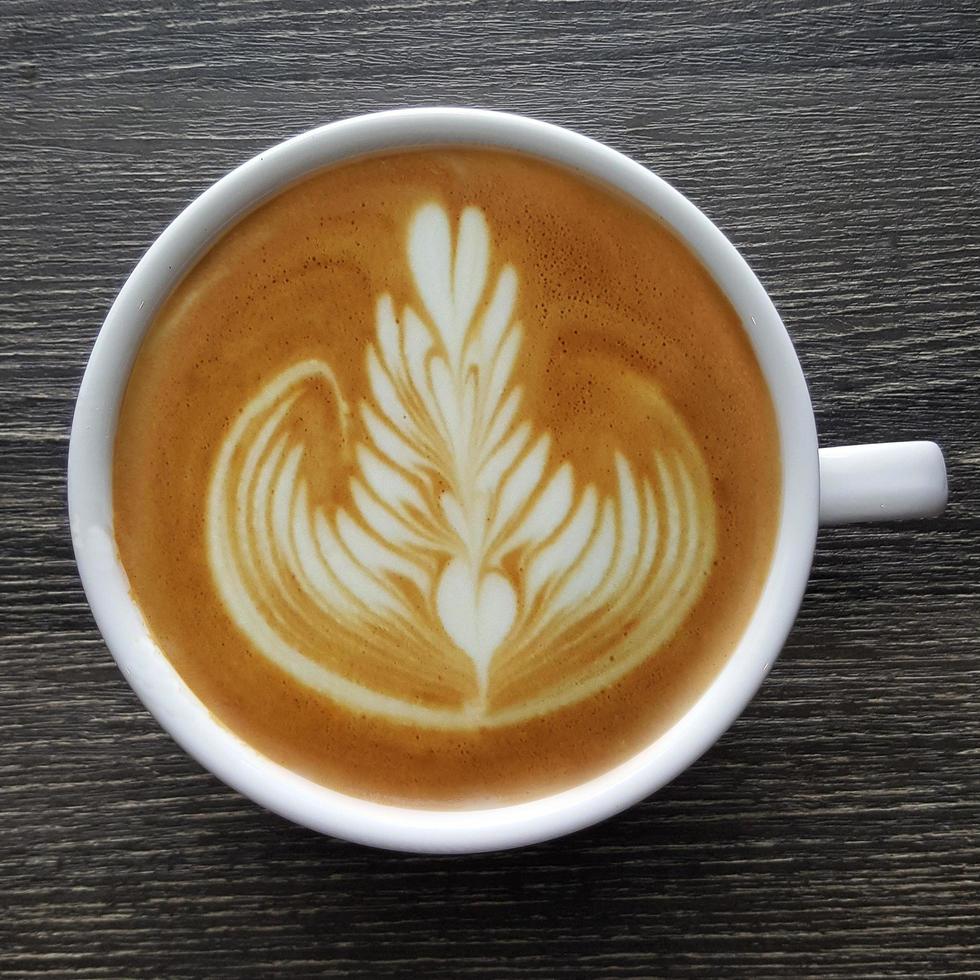 Blick von oben auf eine Tasse Latte-Art-Kaffee. foto