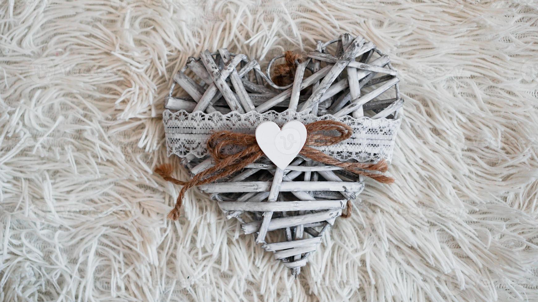 Vintage handgemachtes Herz auf der weichen weißen Decke. romantisches Konzept foto