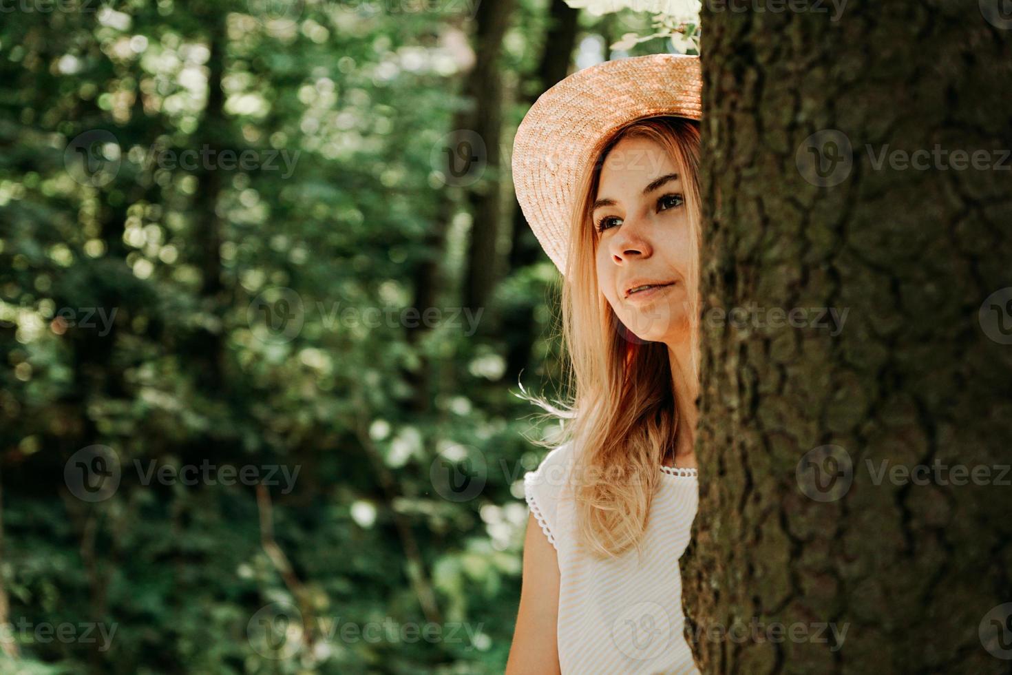 Porträt eines jungen Mädchens im Wald foto