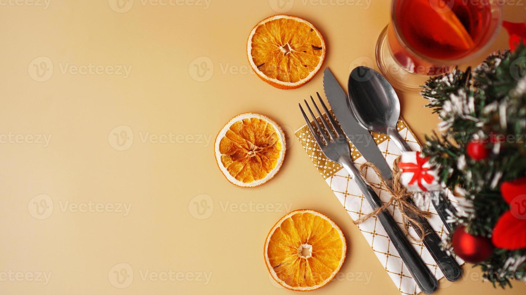 Einstellung für festliches Weihnachtsessen auf Goldtisch mit Dekoration foto