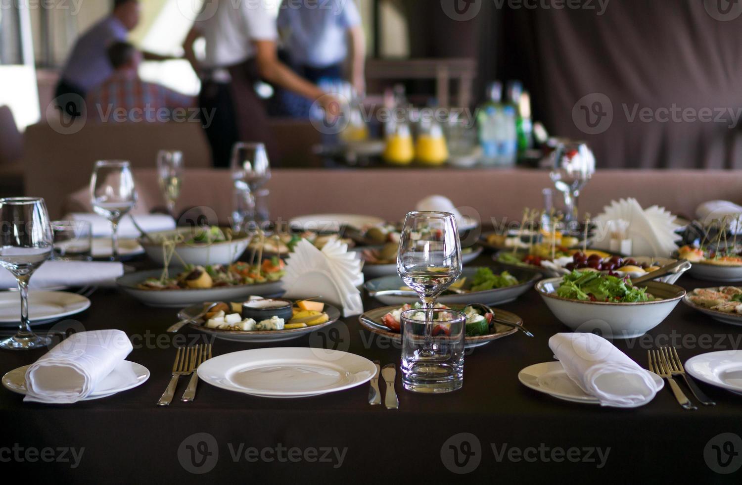 für eine Banketttafel serviert. viel Essen foto