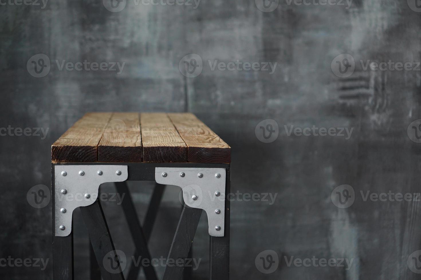 Holztisch mit Metalleinlagen. Tisch im Loft-Stil foto