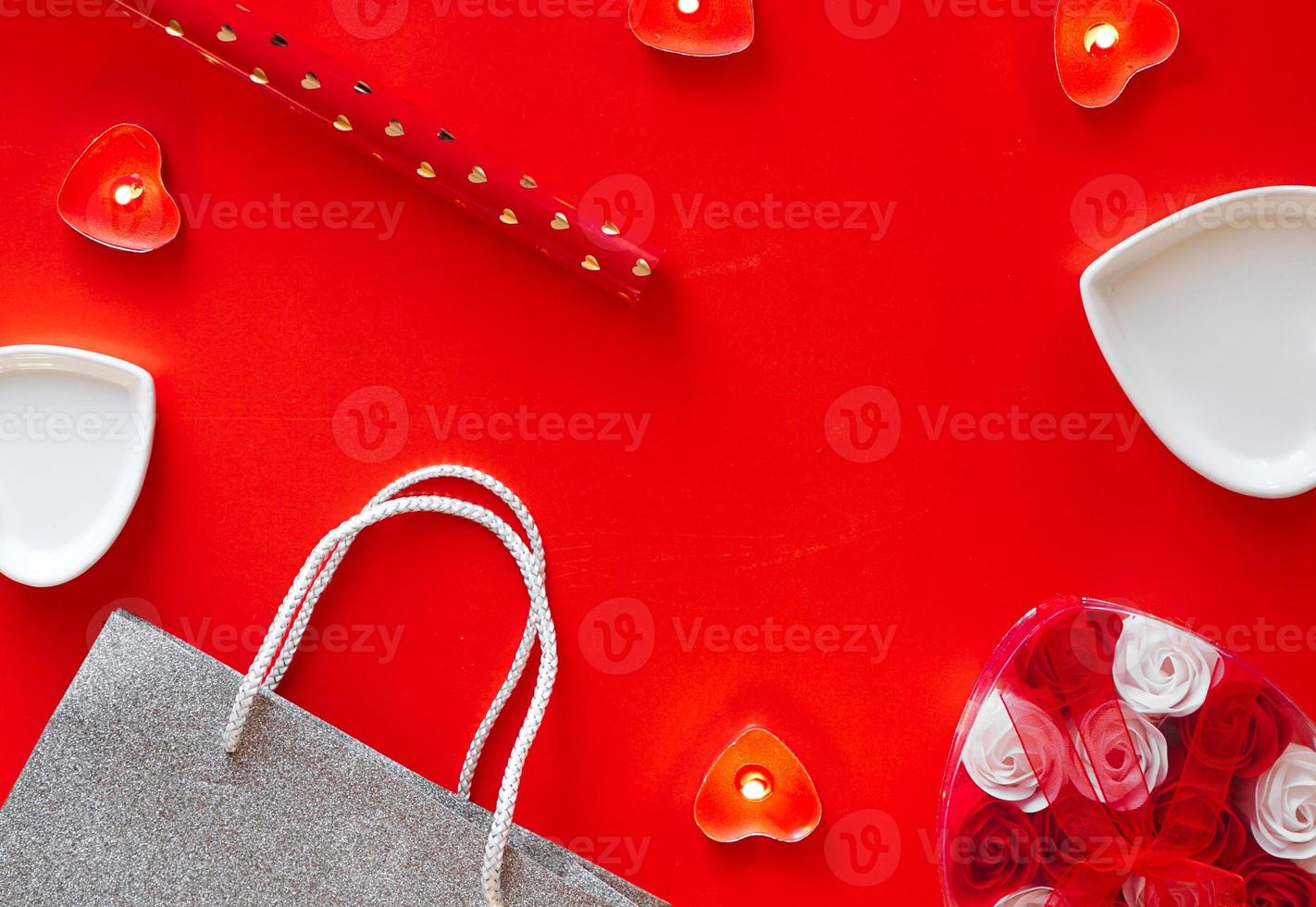 Ansicht von oben - festlicher roter Hintergrund zum Valentinstag foto