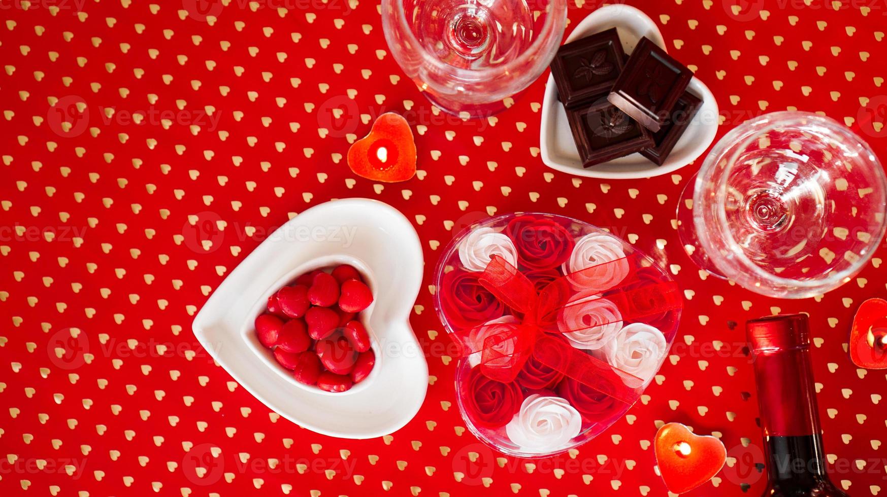 Valentinstag. Weinflasche, Gläser, rote Rosen foto