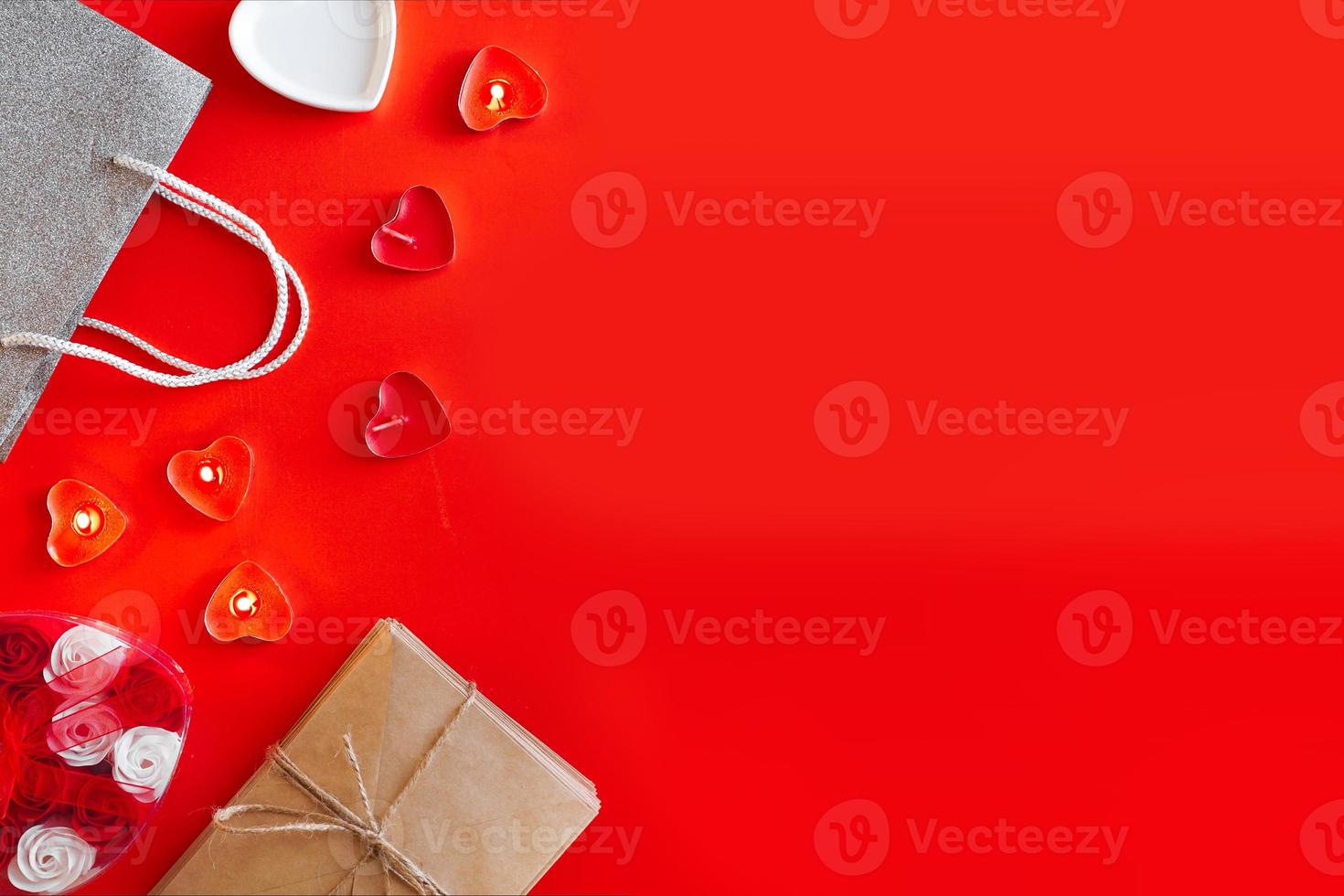 Ansicht von oben - festlicher roter Hintergrund zum Valentinstag foto