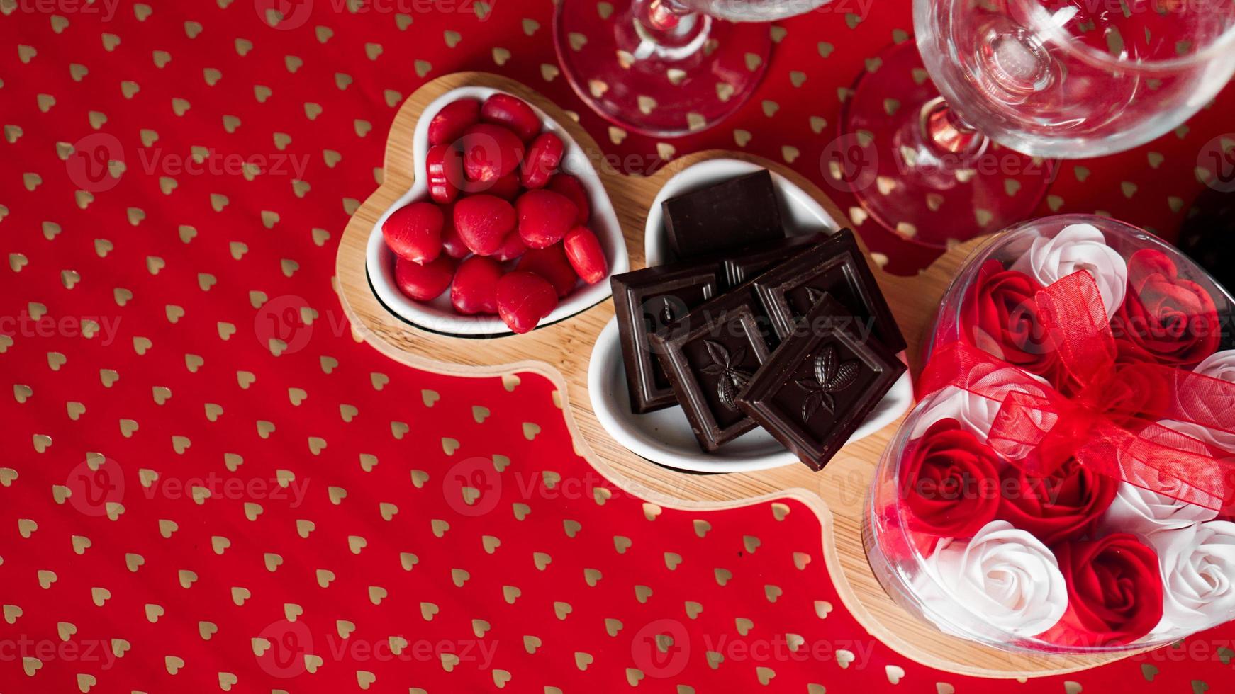 Pralinen und Süßigkeiten auf herzförmigen Tellern foto