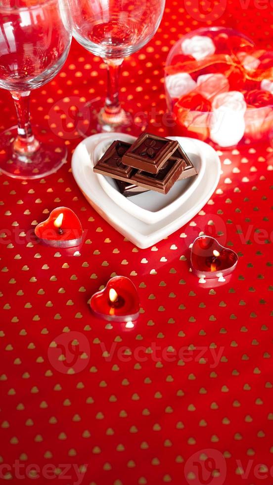 Valentinstag. schwarze Schokolade in einem herzförmigen Teller foto
