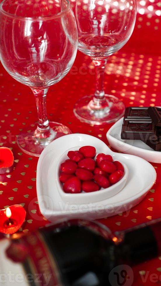 Valentinstag. Weinflasche, Gläser, rote Rosen foto