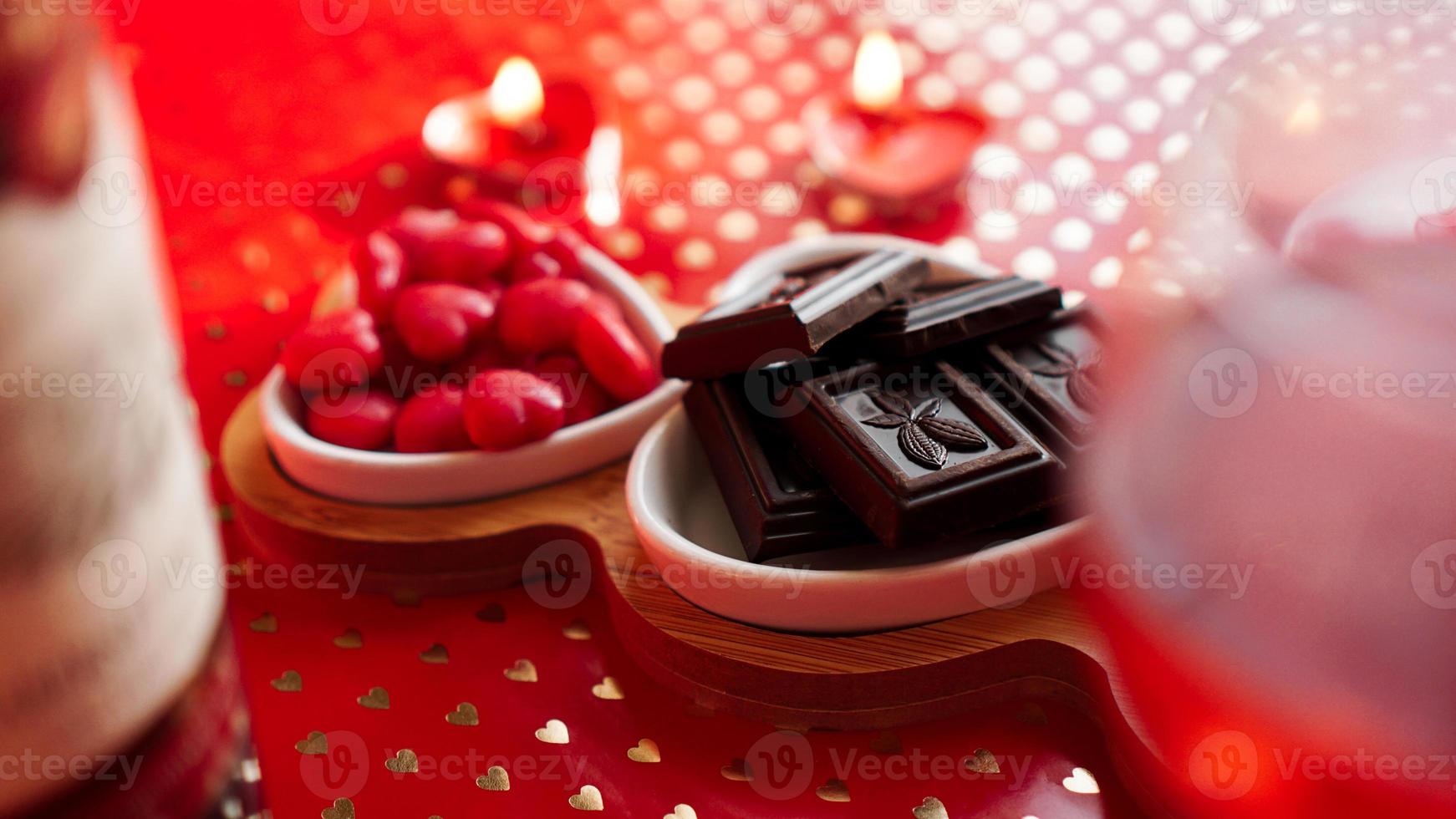 Valentinstag. Weinflasche, Gläser, rote Rose foto