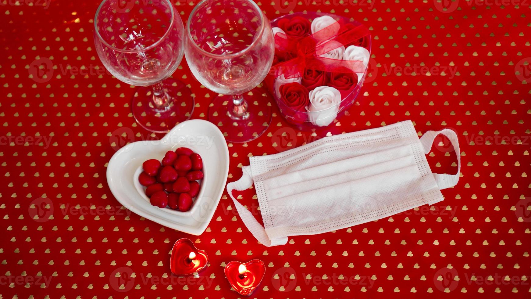 Valentinstag-Konzept-Tabelle. romantisches Abendessen mit medizinischer Maske foto