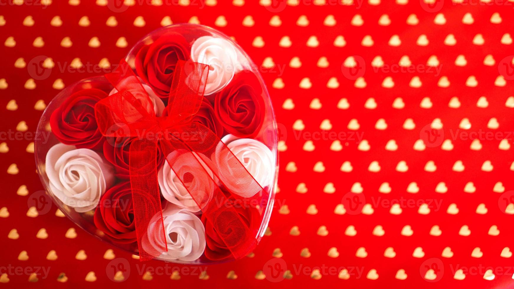 Valentinstaggeschenk auf rotem Grund. das Konzept der Liebe foto