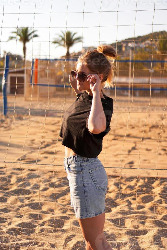 Porträt einer attraktiven Frau in der Nähe des Volleyballnetzes foto