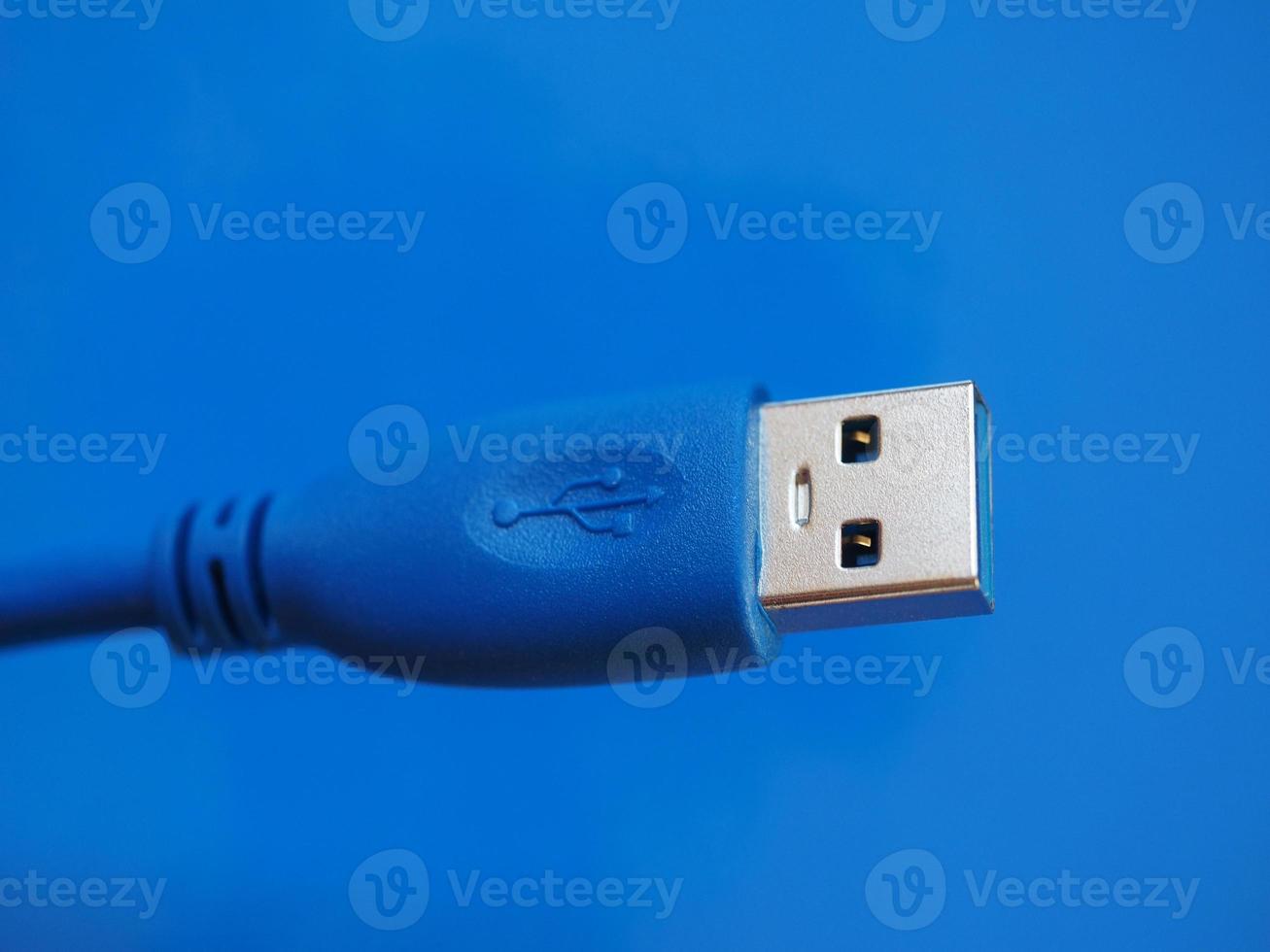 USB-Stecker über Blau foto