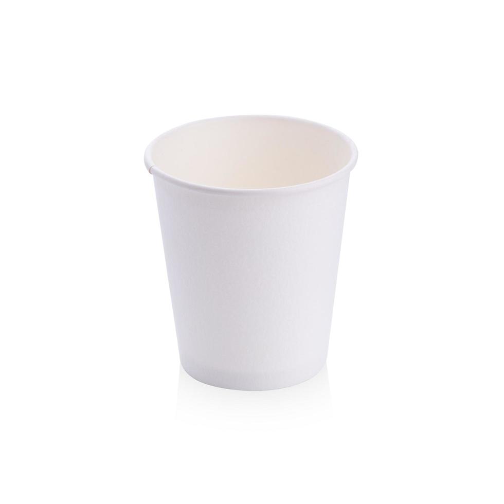 weiße leere Kaffeetasse zum Mitnehmen isoliert auf weißem Hintergrund foto