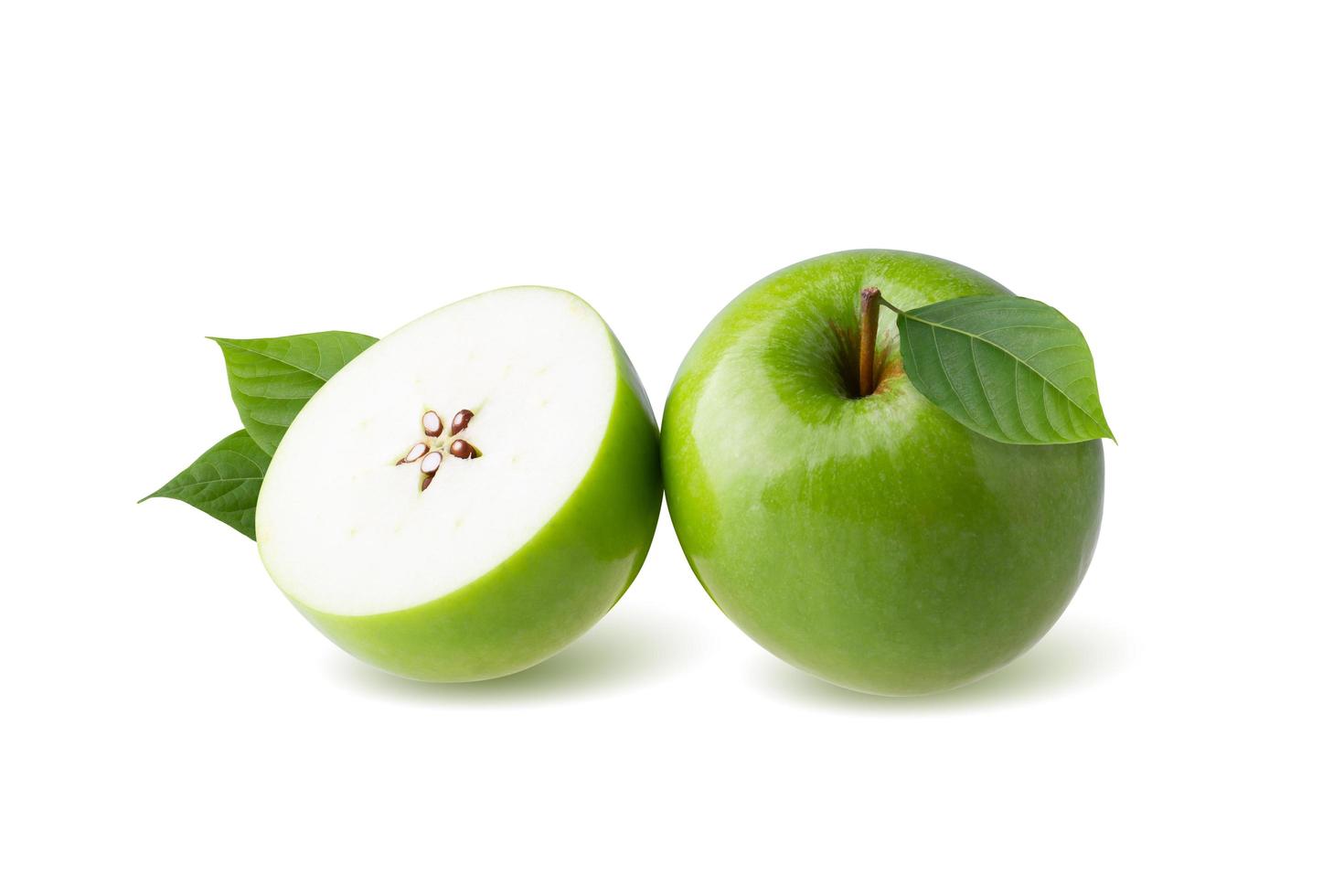 grüner Apfel mit grünem Blatt und geschnittene Scheibe mit Samen isoliert auf weißem Hintergrund foto