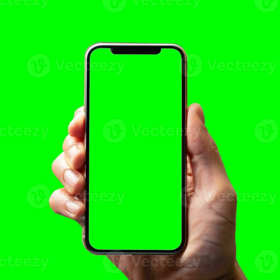 Hand zeigt an Handy, Mobiltelefon Smartphone mit Grün Bildschirm im Vertikale Position isoliert auf Grün Hintergrund. spotten oben Handy, Mobiltelefon foto