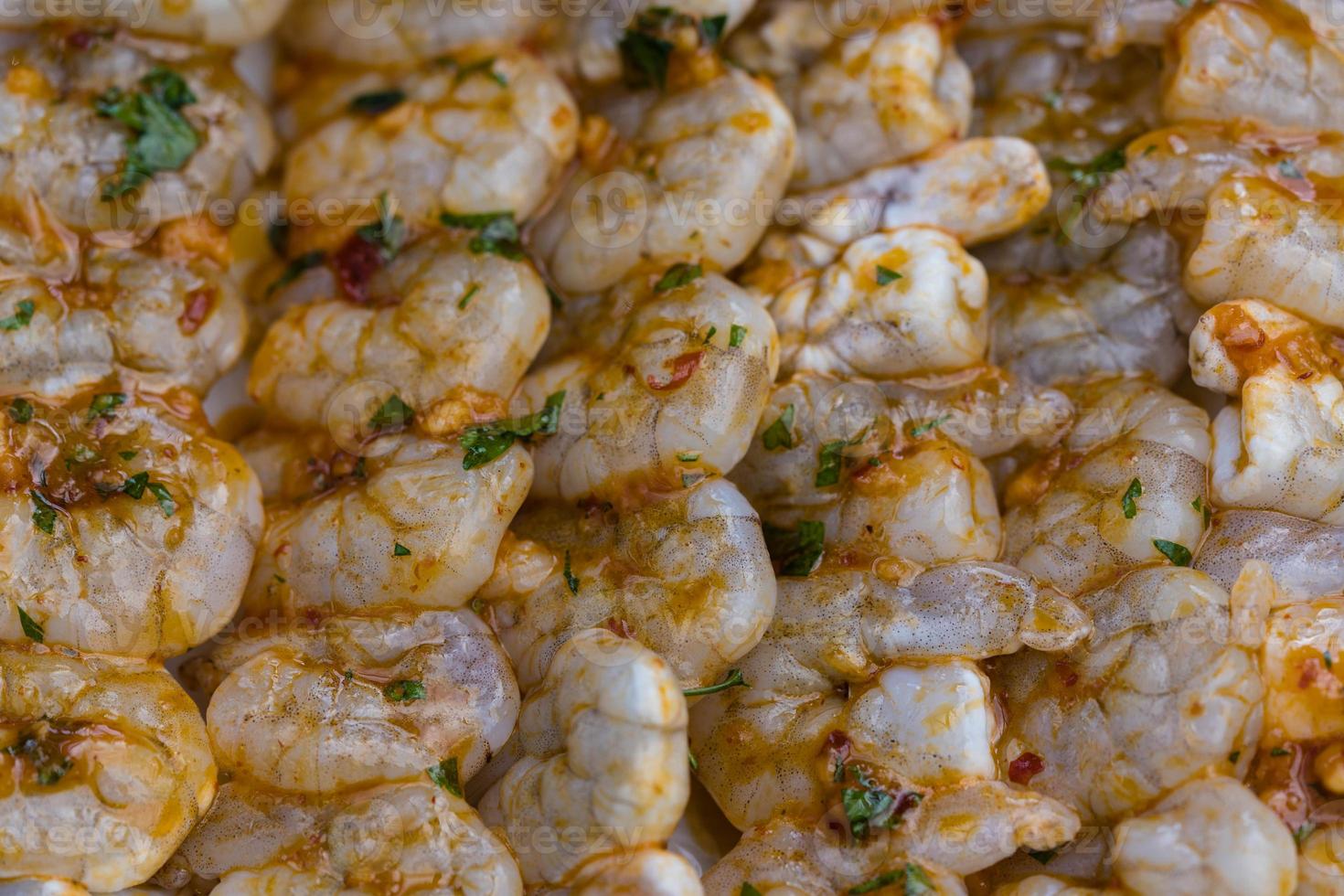 würzige weiße Tigergarnelen vom Grill mit Kartoffel-Gurken-Salat foto