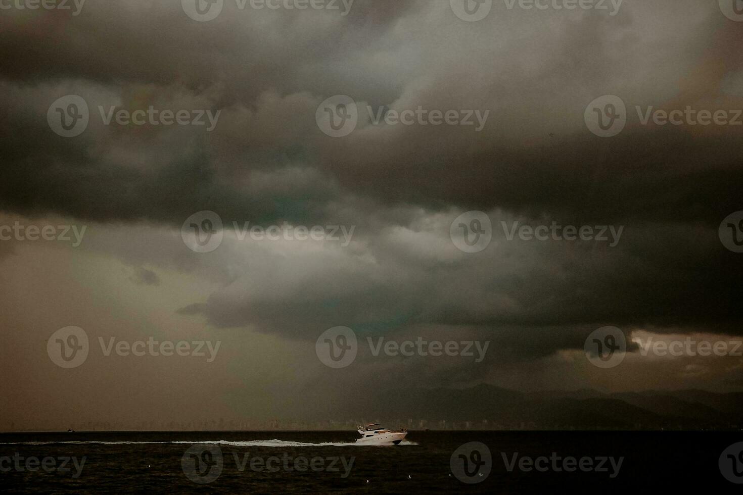 stürmisch Himmel Über das Meer. stürmisch Wetter. dunkel Wolken. foto