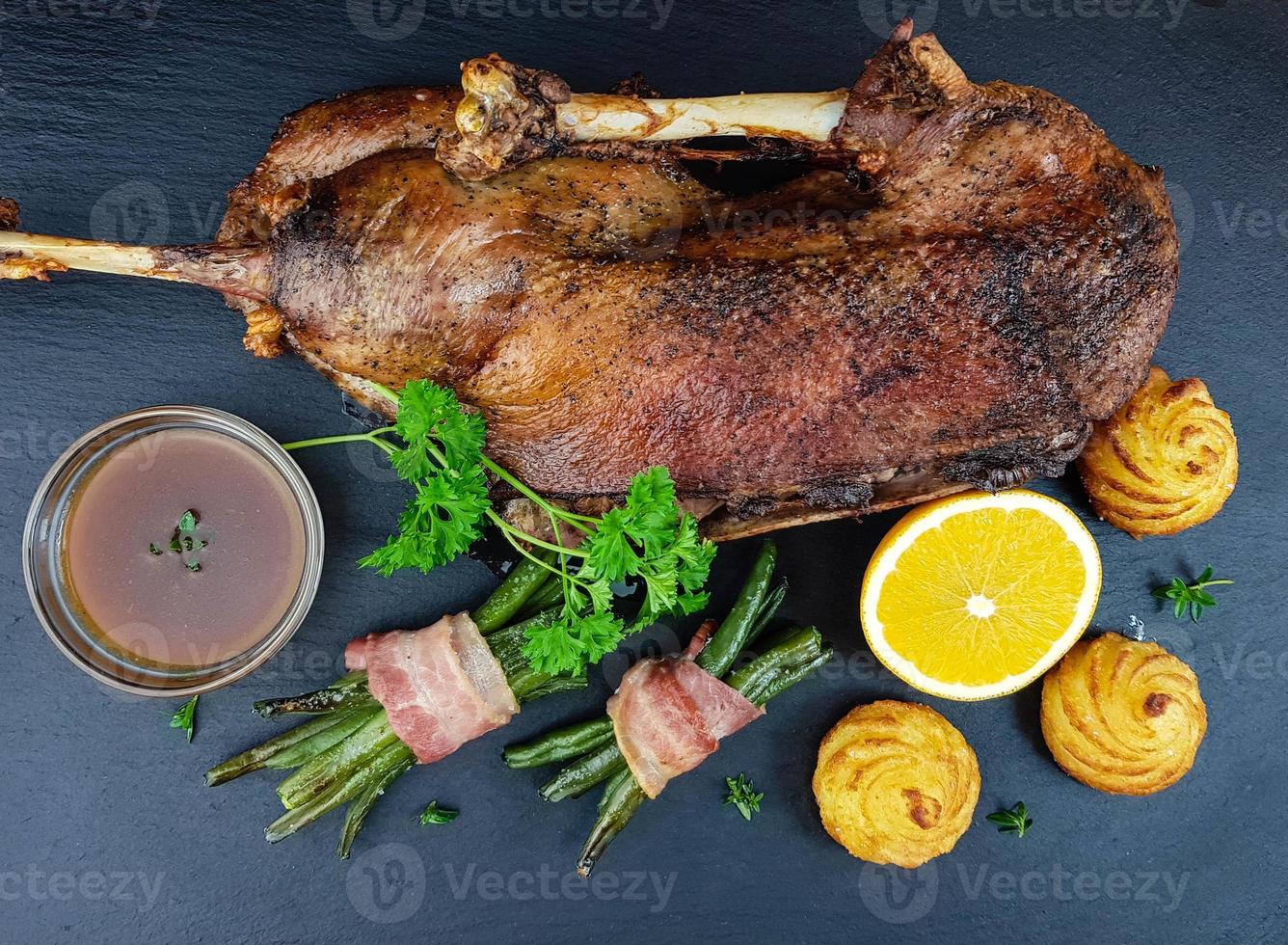 gebratene Gans mit Bohnen und Herzoginkartoffeln foto