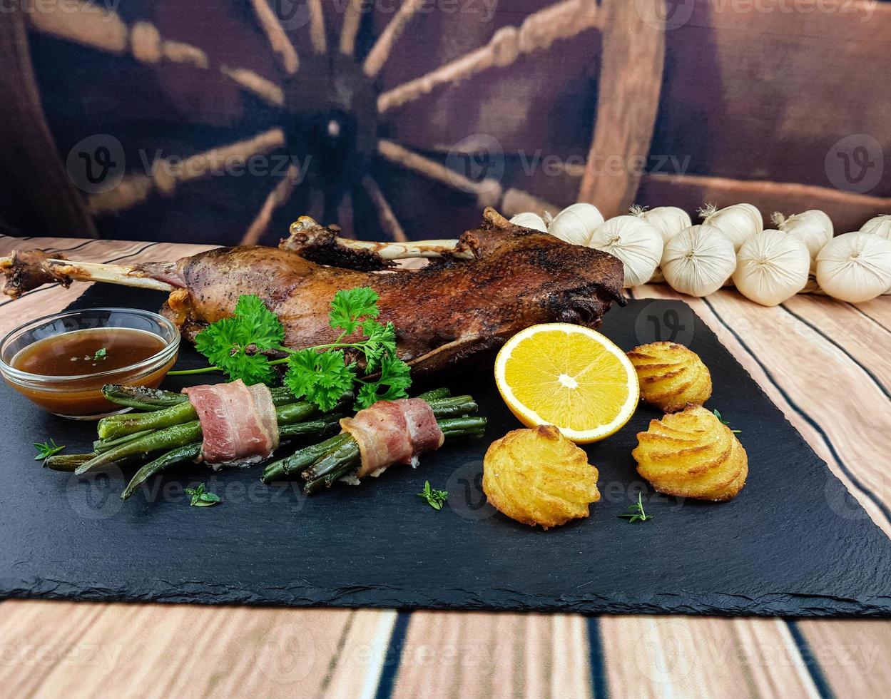 gebratene Gans mit Bohnen und Herzoginkartoffeln foto